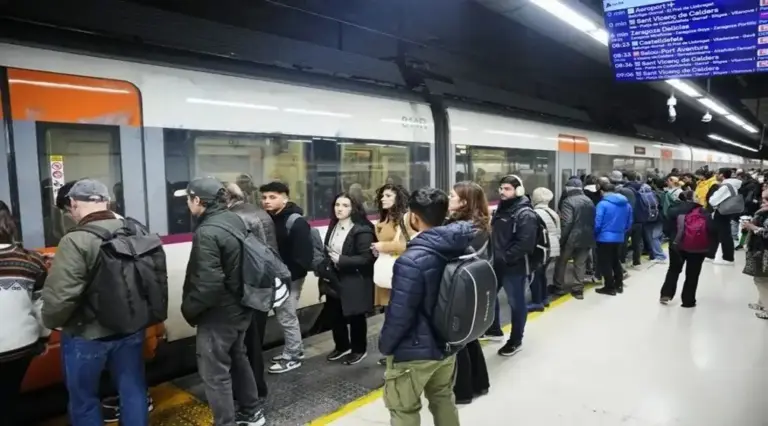 FOTOGRAFÍA. BARCELONA (CATALUÑA) ESPAÑA, 3 DE FEBRERO DE 2026. Paralizado el servicio de Rodalies de Cataluña. Aspecto de la Estación de Sants este martes cuando una nueva incidencia en el Centro de Tráfico Centralizado (CTC) de Adif en Barcelona ha vuelto a paralizar el servicio de Rodalies. Efe