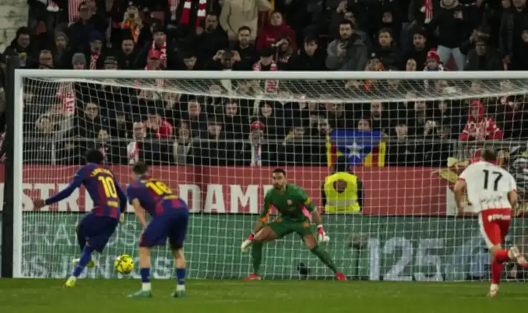 FOTOGRAFÍA. GIRONA (CATALUÑA) ESPAÑA, 16 DE FEBRERO DE 2026. El centrocampista del Girona Fran Beltrán (i) celebra el segundo gol de su equipo durante el partido de LaLiga de fútbol que Girona FC y FC Barcelona disputan este lunes en el estadio de Moltilivi. Efe