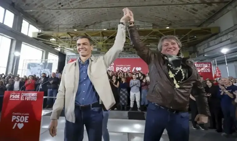 FOTOGRAFÍA. PONFERRADA (LEÓN) CASTILLA Y LEÓN (ESPAÑA), 22 DE FEBRERO DE 2026. Pedro Sánchez dice que la oposición miente como siempre. El líder del PSOE y jefe del Ejecutivo español, Pedro Sánchez Pérez-Castejón (i); acompañado del candidato a la Presidencia de la Junta de Castilla y León y alcalde de Soria, Carlos Martínez Mínguez (d); en un acto de precampaña elecciones Castilla y León 15M. Efe