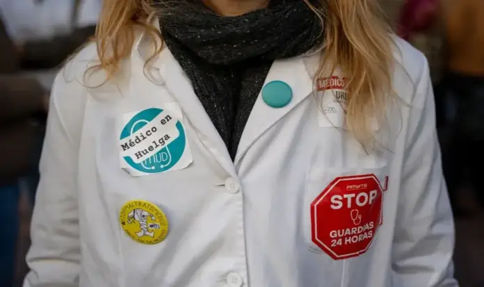 FOTOGRAFÍA. MADRID (ESPAÑA), 17 DE FEBRERO DE 2026. Seguimiento de hasta 80 % de la huelga de médicos por un Estatuto Propio. Segunda jornada de la huelga general de los obreros del sector sanitario español abandonado por los partidos tradicionales antes llamados de "Izquierdas" y ahora todos Woke y migracionistas, junto al bipartidismo PP-PSOE. Concentración de obreros médicos a las puertas del Hospital de la Princesa de Madrid, en la capital de España, este martes. Efe
