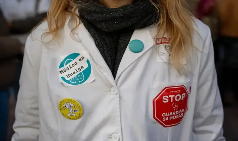 FOTOGRAFÍA. MADRID (ESPAÑA), 17 DE FEBRERO DE 2026. Seguimiento de hasta 80 % de la huelga de médicos por un Estatuto Propio. Segunda jornada de la huelga general de los obreros del sector sanitario español abandonado por los partidos tradicionales antes llamados de "Izquierdas" y ahora todos Woke y migracionistas, junto al bipartidismo PP-PSOE. Concentración de obreros médicos a las puertas del Hospital de la Princesa de Madrid, en la capital de España, este martes. Efe