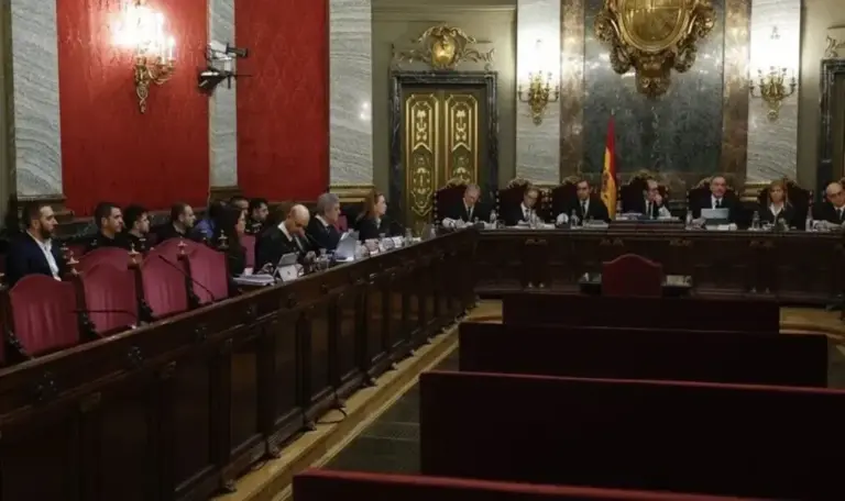 FOTOGRAFÍA. MADRID (ESPAÑA), 12 DE FEBRERO DE 2026. Vista general de la Sala del Tribunal Supremo Juicio caso Koldo. Los acusados siguen la vista en silencio detrás de sus abogados, durante la audiencia preliminar en el Tribunal Supremo este jueves. Efe