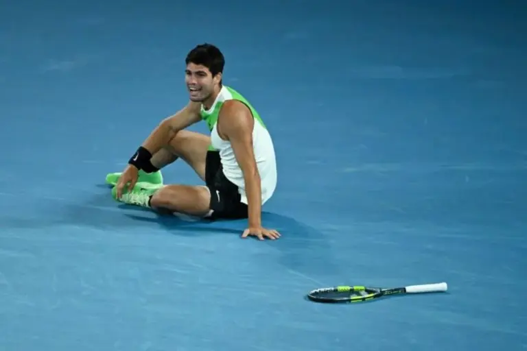 FOTOGRAFÍA. MELBOURNE (AUSTRALIA), 01 DE FEBRERO DE 2026. Alcaraz se convierte en leyenda a costa de Djokovic. El tenista español Carlos Alcaraz Garfia celebra tras ganar la final del torneo de individuales masculino contra el serbio Novak Djokovic en el Abierto de Australia en Melbourne. Efe
