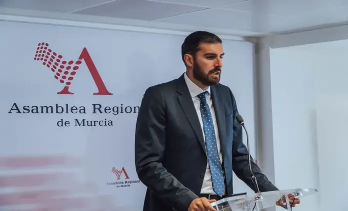 FOTOGRAFÍA. MURCIA (REGIÓN DE MURCIA) ESPAÑA, 27 DE JUNIO DE 2023. El portavoz del Grupo Parlamentario de VOX en la Asamblea de la Región de Murcia y presidente del Comité Ejecutivo Provincial (CEP), José Ángel Antelo Paredes, registrado hoy durante una rueda de prensa en el palacio del Parlamento murciano. Lasvocesdelpueblo (Ñ Pueblo)