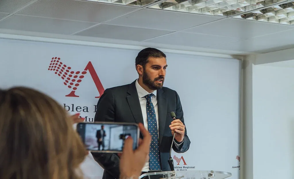 FOTOGRAFÍA. MURCIA (REGIÓN DE MURCIA) ESPAÑA, 27 DE JUNIO DE 2023. El portavoz del Grupo Parlamentario de VOX en la Asamblea de la Región de Murcia y presidente del Comité Ejecutivo Provincial (CEP), José Ángel Antelo Paredes, registrado hoy durante una rueda de prensa en el palacio del Parlamento murciano. Lasvocesdelpueblo (Ñ Pueblo)