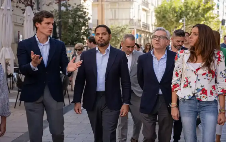 FOTOGRAFÍA. LOGROÑO (LA RIOJA) ESPAÑA, 15 DE OCTUBRE DE 2025. Garriga afirma que los ex de VOX sufren el síndrome del príncipe destronado. El secretario general de VOX, Ignacio Garriga Vaz de Conceiçao (2 i), registrado hoy durante una visita a Logroño, en la Comunidad Autónoma de La Rioja. Lasvocesdelpueblo (Ñ Pueblo)