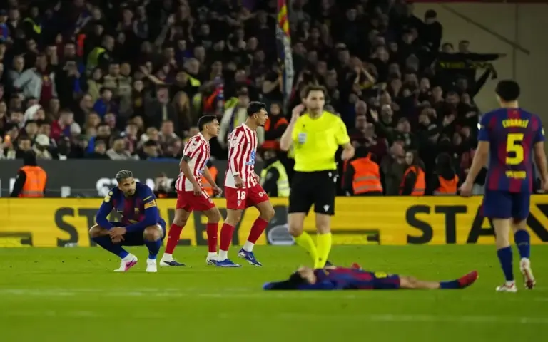 FOTOGRAFÍA. BARCELONA (CATALUÑA) ESPAÑA, 03 DE MARZO DE 2026. Noche épica sin final feliz para el Barça ante el Atlético (3-0). Los jugadores del FC Barcelona a la finalización del partido de vuelta de las semifinales de la Copa del Rey que FC Barcelona y Atlético de Madrid han disputado en el Camp Nou. Efe