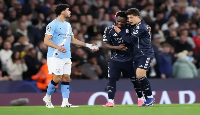 FOTOGRAFÍA. MANCHESTER (REINO UNIDO), 17 DE MARZO DE 2026. Clasificación del Real Madrid ante el City con menos sufrimiento (1-2). El jugador brasileño del Real Madrid Vinicius Junior (C) celebra con Arda Güler un gol durante el partido de vuelta de octavos de la UEFA Champions League que han jugado Manchester City y Real Madrid en Manchester, Reino Unido. Efe