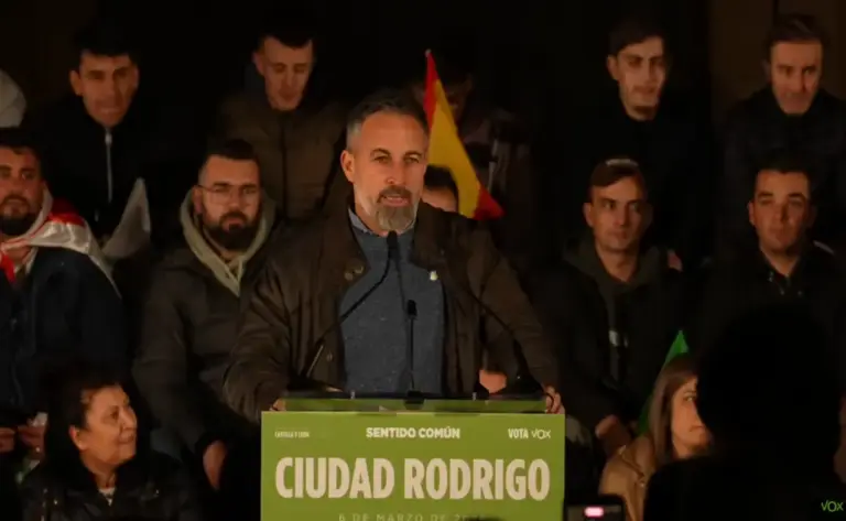 FOTOGRAFÍA. CIUDAD RODRIGO (SALAMANCA) CASTILLA Y LEÓN (ESPAÑA), 06 DE MARZO DE 2026. Abascal y Pollán denuncian la mafia expoliadora de Pedro Sánchez. El presidente de VOX y de Patriots of Europe, Santiago Abascal Conde; junto al candidato de VOX a la Presidencia de la Junta de Castilla y León, Carlos Pollán Fernández; participan en mitin del Día 7 de la campaña electoral de las elecciones autonómicas castellanoleonesas del 15M en el municipio de Ciudad Rodrigo, provincia de Salamanca. Lasvocesdelpueblo (Ñ Pueblo)