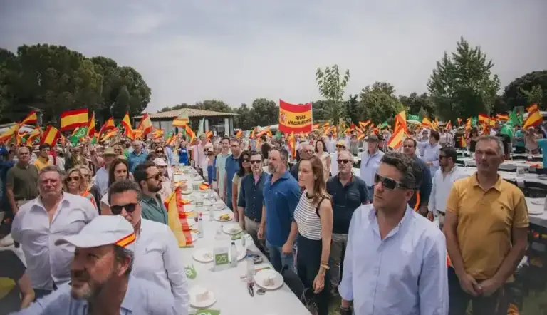 FOTOGRAFÍA. NAVALGALAMELLA (COMUNIDAD DE MADRID) ESPAÑA, 01 DE JUNIO DE 2025. Comunicado: VOX reivindica el inmejorable trabajo de Tizona. El presidente de VOX, Santiago Abascal Conde (3 d); participa en una multitudinaria comida con afiliados de la formación de los obreros de España en Navalgalamella, Comunidad de Madrid este 1 de junio de 2025, junto a los dirigentes de la formación verde patriota en Madrid, entre ellos la portavoz nacional de Agenda España y portavoz del Grupo Parlamentario en la Asamblea de Madrid, Isabel Pérez Moñino-Aranda (Isabel La Buena) (2 d); el portavoz nacional de VOX y diputado del Grupo Parlamentario en la Asamblea de Madrid, José Antonio Fuster Lamelas (4 d); entre otros. Lasvocesdelpueblo (Ñ Pueblo)