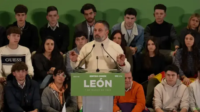 FOTOGRAFÍA. LEÓN (CASTILLA Y LEÓN) ESPAÑA, 07 DE MARZO DE 2026. Pollán asegura que su Gobierno va a reconstruir León. El mandatario de Bambú 12, líder opositor español y presidente de Patriots of Europe, Santiago Abascal Conde; y el candidato de los verdes de España a presidir el Gobierno autonómico de la Comunidad Autónoma de Castilla y León (CyL), Carlos Pollán Fernández; se han dado otro baño de masas durante el mitin del Día 8 de campaña electoral del 15M en el Palacio de Congresos de León. Lasvocesdelpueblo (Ñ Pueblo)