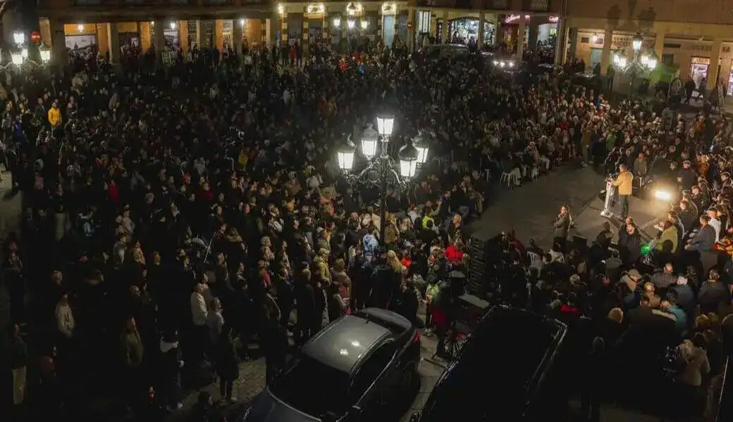 FOTOGRAFÍA. BENAVENTE (ZAMORA) CASTILLA Y LEÓN (ESPAÑA), 10 DE MARZO DE 2026. Abascal denuncia ante multitudes el crimen contra nuestro pueblo. Abascal denuncia ante multitudes el crimen contra nuestro pueblo. El presidente de VOX, Santiago Abascal Conde, se ha desplazado este martes hasta Benavente, un municipio de la provincia de Zamora, para intervenir en un acto de campaña en el marco de las elecciones autonómicas de Castilla y León que tendrán lugar el próximo domingo 15 de marzo de 2026 (15M). Lasvocesdelpueblo (Ñ Pueblo)