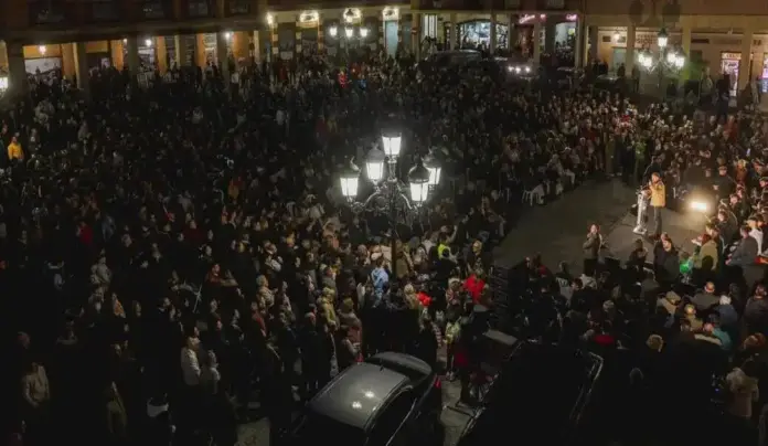 FOTOGRAFÍA. BENAVENTE (ZAMORA) CASTILLA Y LEÓN (ESPAÑA), 10 DE MARZO DE 2026. Abascal denuncia ante multitudes el crimen contra nuestro pueblo. Abascal denuncia ante multitudes el crimen contra nuestro pueblo. El presidente de VOX, Santiago Abascal Conde, se ha desplazado este martes hasta Benavente, un municipio de la provincia de Zamora, para intervenir en un acto de campaña en el marco de las elecciones autonómicas de Castilla y León que tendrán lugar el próximo domingo 15 de marzo de 2026 (15M). Lasvocesdelpueblo (Ñ Pueblo)