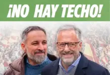 FOTOGRAFÍA. MADRID (ESPAÑA), 16 DE MARZO DE 2026. El 18.9 % e imparables: el mejor resultado de VOX y no hay techo. El presidente de VOX y de Patriots of Europe, Santiago Abascal Conde (i); junto al histórico candidato de los obreros de España a la Presidencia de la Junta de Castilla y León para las elecciones castellanoleonesas de ayer, 15 de marzo, Calos Pollán Fernández (d); presiden el cartel del auge electoral de VOX en las urnas, un crecimiento sin techo, con el ya el 18.9 % de los votos, el mejor resultado de VOX desde su fundación. Lasvocesdelpueblo (Ñ Pueblo)