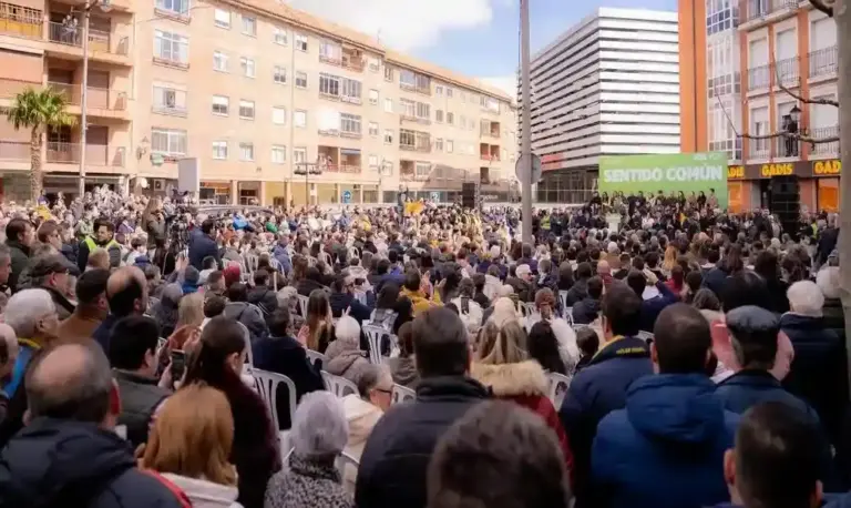 FOTOGRAFÍA. MEDINA DEL CAMPO (VALLADOLID) CASTILLA Y LEÓN (ESPAÑA), 09 DE MARZO DE 2026. Abascal y Pollán señalan a los extremistas y mentirosos del PP. El candidato de VOX a la Presidencia de la Junta de Castilla y León, Carlos Pollán Fernández; y el mandatario de Bambú 12 y presidente de Patriots of Europe, Santiago Abascal Conde; han participado este domingo en el mitin del Día 10 de campaña electoral, junto a "más de 1.000 personas", según datos de la organización a Lasvocesdelpueblo, en la Plaza de Segovia del municipio de Medina del Campo (Valladolid). Lasvocesdelpueblo (Ñ Pueblo)