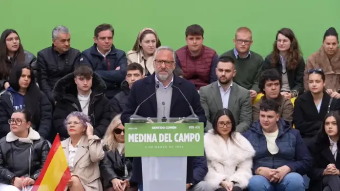 Abascal y Pollán señalan a los extremistas y mentirosos del PP, Abascal, Pollán, VOX, Medina del Campo, CyL (2) FOTOGRAFÍA. MEDINA DEL CAMPO (VALLADOLID) CASTILLA Y LEÓN (ESPAÑA), 09 DE MARZO DE 2026. Pollán tacha de mentiroso al socialista del PP Mañueco. El candidato de VOX a la Presidencia de la Junta de Castilla y León, Carlos Pollán Fernández; y el mandatario de Bambú 12 y presidente de Patriots of Europe, Santiago Abascal Conde; han participado este domingo en el mitin del Día 10 de campaña electoral, junto a "más de 1.000 personas", según datos de la organización a Lasvocesdelpueblo, en la Plaza de Segovia del municipio de Medina del Campo (Valladolid). Lasvocesdelpueblo (Ñ Pueblo)