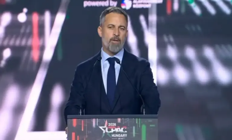 FOTOGRAFÍA. BUDAPEST (HUNGRÍA), 21 DE MARZO DE 2026. Abascal: El mundo habla de España porque la gobierna un tirano. El presidente de VOX España y líder de alianza del patriotismo europeo Patriots of Europe, Santiago Abascal Conde (en la imagen); participa en la Conferencia de Acción Política Conservadora (CPAC) de Hungría, junto al presidente de la República de Argentina, Javier Gerardo Milei; al primer ministro de Hungría, Víktor Orbán; a a líder de la oposición en Alemania y presidente de Alternativa por Alemania "Alternative für Deutschland" (AFD), Alice Weidel; el líder de la oposición en Portugal y presidente de Basta! "Chega!" (CH), André Claro Amaral Ventura (André Ventura); entre otros líderes del patriotismo en Europa. Entre los asistentes, también el jefe de la Delegación de VOX en la Unión Europea, Jorge Buxadé Villalba; y el comisario europeo ante Hispanoamérica y eurodiputado de VOX, Hermann Leopoldo Tertsch del Valle-Lersundi (Hermann Terstch). Lasvocesdelpueblo (Ñ Pueblo)