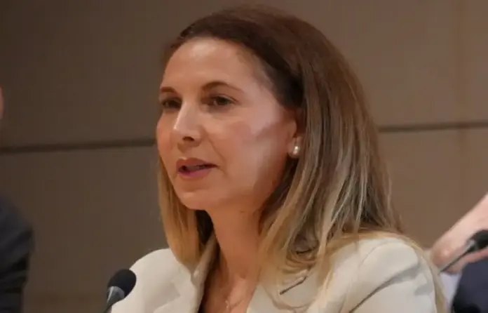 FOTOGRAFÍA. SALOU (TARRAGONA) ESPAÑA, 09 DE MARZO DE 2026. Anabel denuncia curriculum vitae falseados de concejales en Salou. La portavoz del Grupo Municipal de VOX en el Ayuntamiento de Salou, en la provincia de Tarragona, Ana Belén Rodríguez Ros (Anabel Rodríguez), durante un pleno municipal. Lasvocesdelpueblo (Ñ Pueblo)