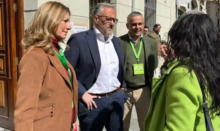 FOTOGRAFÍA. VALLADOLID (CASTILLA Y LEÓN) ESPAÑA, 15 DE MARZO DE 2026. Sube la participación del 15M CyL 1.5 puntos a las 18:00 horas. El candidato de VOX a la Presidencia de la Junta de Castilla y León, Carlos Pollán Fernández (c); visita a los apoderados de VOX en un colegio electoral de Valladolid, entre ellos la diputada de VOX en el Congreso de los Diputados por Sevilla durante las XIII, XIV y XV legislaturas, miembro del Comité Ejecutivo Nacional de VOX y vicepresidente del Comité Ejecutivo Provincial de la formación en Sevilla, Reyes Romero Vilches (i); y el exsenador por Extremadura y portavoz del grupo Parlamentario de VOX en la Asamblea de Extremadura, Ángel Pelayo Gordillo (d); después de ejercer su derecho al voto en León. Lasvocesdelpueblo (Ñ Pueblo)