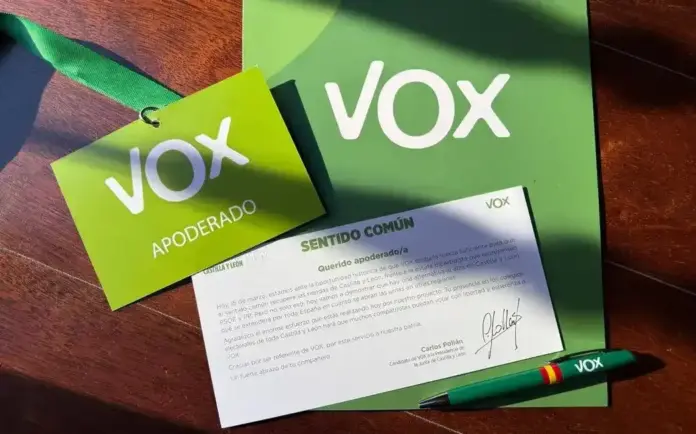 Ángel Pelayo Gordillo, Carlos Pollán Fernández, Reyes Romero Vilches, apoderados de VOX, Elecciones Castilla y León 15M (2) FOTOGRAFÍA. VALLADOLID (CASTILLA Y LEÓN) ESPAÑA, 15 DE MARZO DE 2026. En la imagen un pack de identificación para una apoderada de VOX hoy en las elecciones del 15M Castilla y León. El candidato de VOX a la Presidencia de la Junta de Castilla y León, Carlos Pollán Fernández; visita a los apoderados de VOX en un colegio electoral de Valladolid, entre ellos la diputada de VOX en el Congreso de los Diputados por Sevilla durante las XIII, XIV y XV legislaturas, miembro del Comité Ejecutivo Nacional de VOX y vicepresidente del Comité Ejecutivo Provincial de la formación en Sevilla, Reyes Romero Vilches; y el exsenador por Extremadura y portavoz del grupo Parlamentario de VOX en la Asamblea de Extremadura, Ángel Pelayo Gordillo; después de ejercer su derecho al voto en León. Lasvocesdelpueblo (Ñ Pueblo)