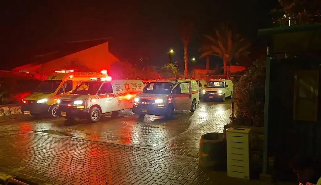 FOTOGRAFÍA. ARAD (DISTRITO SUR DE ISRAEL), 21 DE MARZO DE 2026. El intento de masacre de civiles por Irán deja 88 heridos en Arad (Israel). Los Servicios de Emergencia de Israel, Maguén David Adom (MDA), y varios efectivos del Comando del Frente Interno del Ejército de Israel, Tzáhal, registrados durante el operativos de rescate en Arad, una ciudad del Distrito Sur de Israel, con una población de de 32.229 habitantes, después de una masacre fallida de civiles israelíes por parte del régimen terrorista iraní de los ayatolás ISIS con un misil balístico contra los edificios de una zona residencial. Hay al menos 88 heridos, entre ellos varios menores de edad y niños, según datos oficiales. Lasvocesdelpueblo (Ñ pueblo)