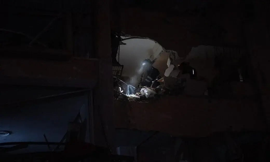 FOTOGRAFÍA. ARAD (DISTRITO SUR DE ISRAEL), 21 DE MARZO DE 2026. El intento de masacre de civiles por Irán deja 88 heridos en Arad (Israel). Los Servicios de Emergencia de Israel, Maguén David Adom (MDA), y varios efectivos del Comando del Frente Interno del Ejército de Israel, Tzáhal, registrados durante el operativos de rescate en Arad, una ciudad del Distrito Sur de Israel, con una población de de 32.229 habitantes, después de una masacre fallida de civiles israelíes por parte del régimen terrorista iraní de los ayatolás ISIS con un misil balístico contra los edificios de una zona residencial. Hay al menos 88 heridos, entre ellos varios menores de edad y niños, según datos oficiales. Lasvocesdelpueblo (Ñ pueblo)