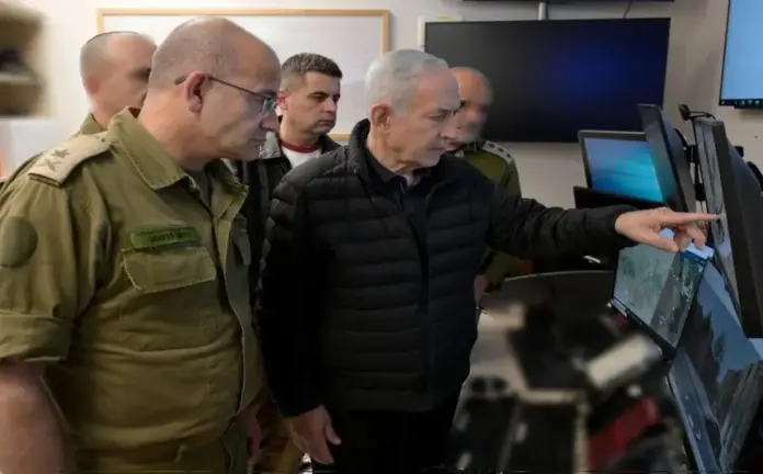 FOTOGRAFÍA. JERUSALÉN (ISRAEL), 21 DE MARZO DE 2026. Tzáhal apunta nuevos objetivos en Irán tras la masacre fallida en Arad y Dimona. El primer ministro de israel, "Bibi" Benjamin Netanyahu, recibe información actualizada sobre el intento de masacre de civiles israelíes en Arad (Distrito Sur de Israel) por el régimen terrorista de Irán con un misil balístico contra una zona de residencia, en la sala de crisis, que ha dejado al menos a 88 heridos, entre ellos varios heridos graves. "Esta ha sido una noche muy difícil en la batalla por nuestro futuro. Hace poco hablé con el alcalde de Arad, Yair Ma'ayan, y le pedí que transmitiera, en nombre de todos los ciudadanos de Israel, nuestras oraciones por la recuperación de los heridos", afirmó Netanyahu. "He dado instrucciones al Director General de mi oficina para que preste toda la asistencia necesaria junto con todos los ministerios del gobierno", añadió. Lasvocesdelpueblo (Ñ Pueblo)