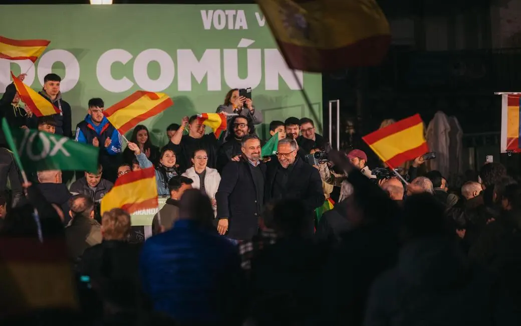 FOTOGRAFÍA. ARANDA DE DUERO (CASTILLA Y LEÓN) ESPAÑA, 02 DE MARZO DE 2026. Aranda de Duero se moviliza para llenar las urnas de VOX. El candidato de VOX a la Presidencia de la Junta de Castilla y León, Carlos Pollán Fernández; junto al presidente de VOX y de Patriots of Europe, Santiago Abascal Conde; y al cabeza de lista por la provincia de Burgos a las Cortes de Castilla y León, Iñaki Sicilia Doménech; participa en una mitin para las Elecciones Castilla y León 15M. Lasvocesdelpueblo (Ñ Pueblo)