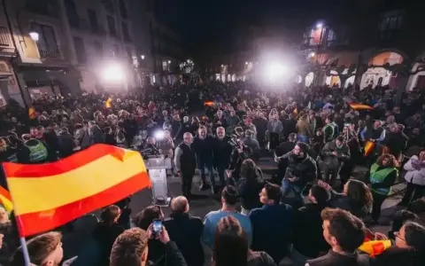 FOTOGRAFÍA. ARANDA DE DUERO (CASTILLA Y LEÓN) ESPAÑA, 02 DE MARZO DE 2026. Aranda de Duero se moviliza para llenar las urnas de VOX. El candidato de VOX a la Presidencia de la Junta de Castilla y León, Carlos Pollán Fernández (2 d); junto al presidente de VOX y de Patriots of Europe, Santiago Abascal Conde (2 i); y al cabeza de lista por la provincia de Burgos a las Cortes de Castilla y León, Iñaki Sicilia Doménech (i); participa en una mitin para las Elecciones Castilla y León 15M. Lasvocesdelpueblo (Ñ Pueblo)