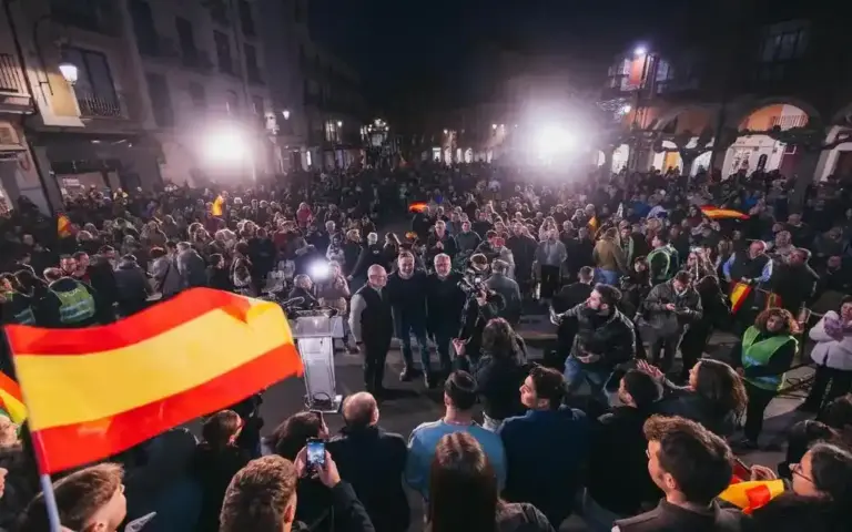FOTOGRAFÍA. ARANDA DE DUERO (CASTILLA Y LEÓN) ESPAÑA, 02 DE MARZO DE 2026. Aranda de Duero se moviliza para llenar las urnas de VOX. El candidato de VOX a la Presidencia de la Junta de Castilla y León, Carlos Pollán Fernández (2 d); junto al presidente de VOX y de Patriots of Europe, Santiago Abascal Conde (2 i); y al cabeza de lista por la provincia de Burgos a las Cortes de Castilla y León, Iñaki Sicilia Doménech (i); participa en una mitin para las Elecciones Castilla y León 15M. Lasvocesdelpueblo (Ñ Pueblo)