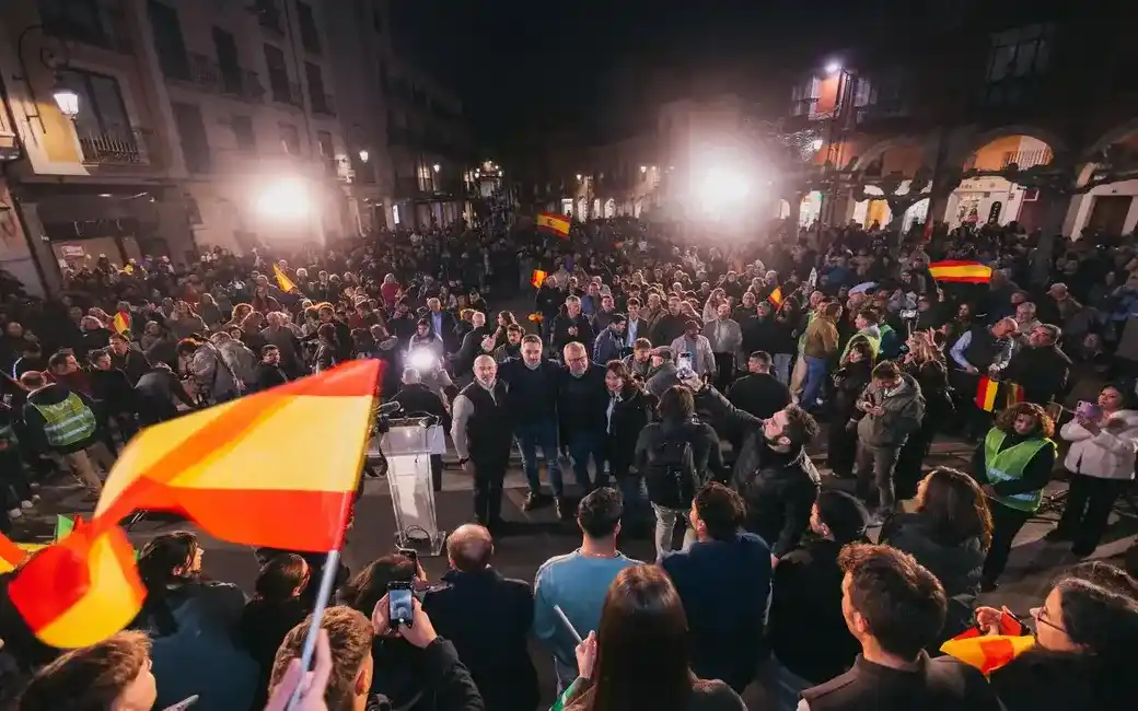 FOTOGRAFÍA. ARANDA DE DUERO (CASTILLA Y LEÓN) ESPAÑA, 02 DE MARZO DE 2026. Aranda de Duero se moviliza para llenar las urnas de VOX. El candidato de VOX a la Presidencia de la Junta de Castilla y León, Carlos Pollán Fernández (2 d); junto al presidente de VOX y de Patriots of Europe, Santiago Abascal Conde (2 i); y al cabeza de lista por la provincia de Burgos a las Cortes de Castilla y León, Iñaki Sicilia Doménech (i); participa en una mitin para las Elecciones Castilla y León 15M. Lasvocesdelpueblo (Ñ Pueblo)