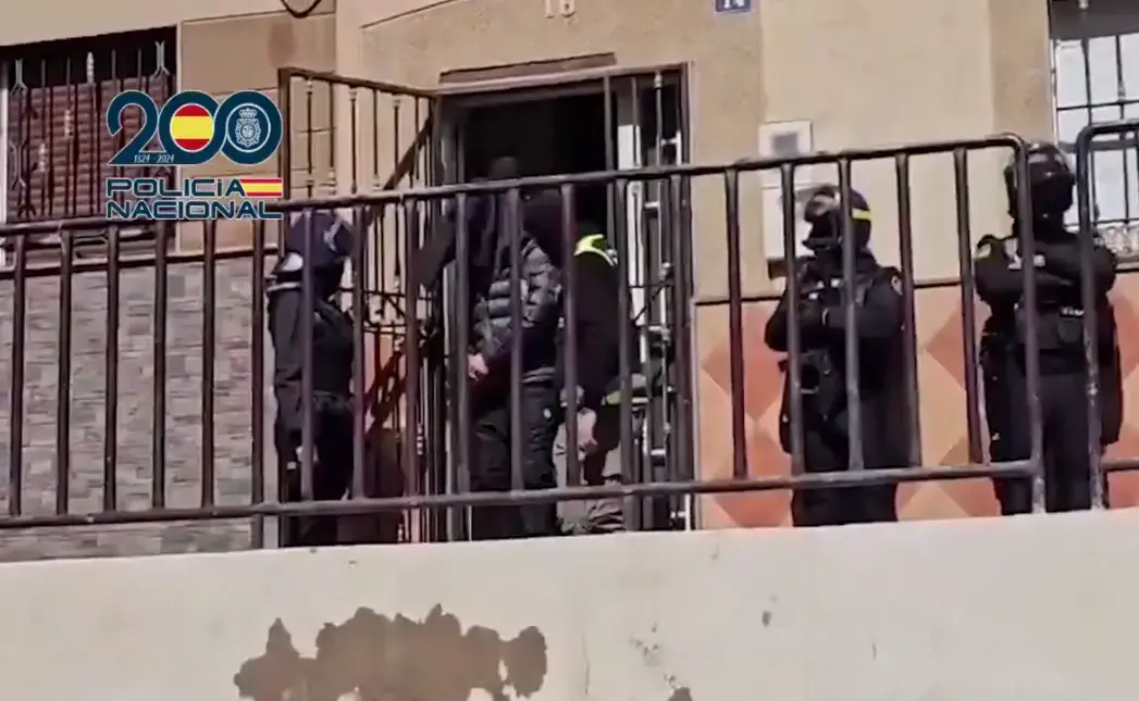 FOTOGRAFÍA. MELILLA (ESPAÑA), 10 DE MARZO DE 2026. Arrestado un islamista en España por terrorismo y adoctrinamiento. Los profesionales del Cuerpo Nacional de la Policía de España detuvieron en Melilla a un islamista "muy radicalizado" que embaucaba a las jóvenes españolas, en su mayoría islamizadas, para captarlas en la causa yihadista (terrorismo). Tras su puesta a disposición judicial, el islamista ha ingresado en prisión. Lasvocesdelpueblo (Ñ Pueblo)