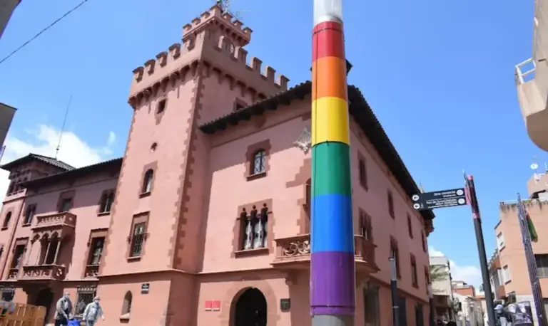 FOTOGRAFÍA. VILADECANS (BARCELONA) CATALUÑA (ESPAÑA), 26 DE JUNIO DE 2021. PSC y ERC rechazan condenar la violencia contra la mujer en Viladecans, junto a Els Comuns-Sumar. Detalle de la fachada del Palacio del Ayuntamiento de Viladecans, ubicado en la calle de Jaume Abril, número 2, 08840 Viladecans, en la provincia de Barcelona, Comunidad Autónoma de Cataluña, España. Ayuntamiento de Viladecans/Lasvocesdelpueblo (Ñ Pueblo)