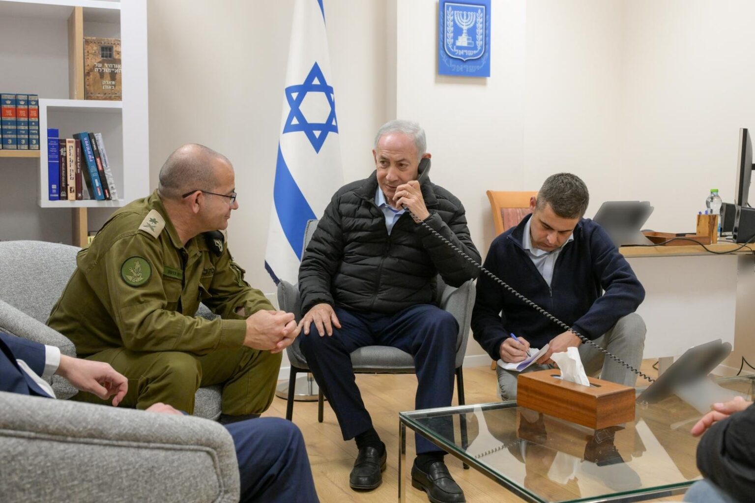 FOTOGRAFÍA. JERUSALÉN (ISRAEL), 17 DE MARZO DE 2026. Bibi Netanyahu: Esta mañana eliminamos a Ali Larijani y Gholamreza Soleimani. Foto oficial del primer ministro de Israel, Benjamín Netanyahu (c), ordenando la eliminación de altos funcionarios del régimen terrorista de los ayatolás en suelo soberano de la Persia invadida por el islamismo radical. "Esta mañana, eliminamos a Ali Larijani; Ali Larijani es el jefe de la Guardia Revolucionaria, ese grupo de gánsteres que controla Irán. Junto a él, también eliminamos al comandante de la Basij, Gholamreza Soleimani; los ayudantes de los gánsteres que aterrorizan a la población en las calles de Teherán y otras ciudades iraníes". Así ha dicho el mandatario israelí Bibi Benjamín Netanyahu esta tarde, hora Jerusalén, Estado de Israel. Lasvocesdelpueblo (Ñ Pueblo)