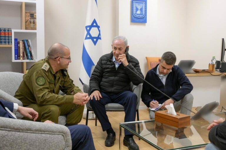FOTOGRAFÍA. JERUSALÉN (ISRAEL), 17 DE MARZO DE 2026. Bibi Netanyahu: Esta mañana eliminamos a Ali Larijani y Gholamreza Soleimani. Foto oficial del primer ministro de Israel, Benjamín Netanyahu (c), ordenando la eliminación de altos funcionarios del régimen terrorista de los ayatolás en suelo soberano de la Persia invadida por el islamismo radical. "Esta mañana, eliminamos a Ali Larijani; Ali Larijani es el jefe de la Guardia Revolucionaria, ese grupo de gánsteres que controla Irán. Junto a él, también eliminamos al comandante de la Basij, Gholamreza Soleimani; los ayudantes de los gánsteres que aterrorizan a la población en las calles de Teherán y otras ciudades iraníes". Así ha dicho el mandatario israelí Bibi Benjamín Netanyahu esta tarde, hora Jerusalén, Estado de Israel. Lasvocesdelpueblo (Ñ Pueblo)