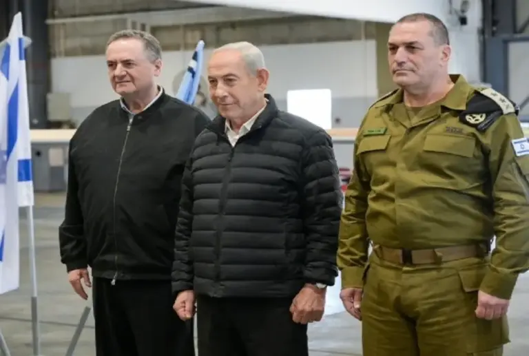 FOTOGRAFÍA. PALMACHIM (ISRAEL), 03 DE MARZO DE 2026. Bibi confirma el control total de los cielos de Irán por Israel. El Primer Ministro, Benjamín Netanyahu (c); visitó hoy la base aérea de Palmachim, acompañado por el Ministro de Defensa de la Tierra Santa, Israel Katz (d); y el Jefe del Estado Mayor de las Fuerzas de Defensa de Israel (FDI) del Ejército israelí Tzáhal, el Teniente General Eyal Zamir (i). Lasvocesdelpueblo (Ñ Pueblo)