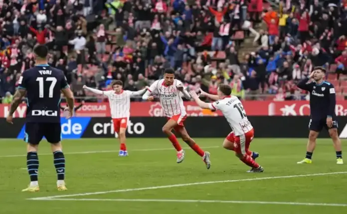 Brillante triunfo del Girona ante el Athletic en Montilivi (3-0) FOTOGRAFÍA. GERONA (CATALUÑA) ESPAÑA, 14 DE MARZO DE 2026. Brillante triunfo del Girona ante el Athletic en Montilivi (3-0). El mediocentro del Girona Azzedine Ounahi (3i) celebra tras anotar un tanto durante el partido de liga entre el Girona y el Athletic celebrado en el estadio Montilivi en Girona. Efe