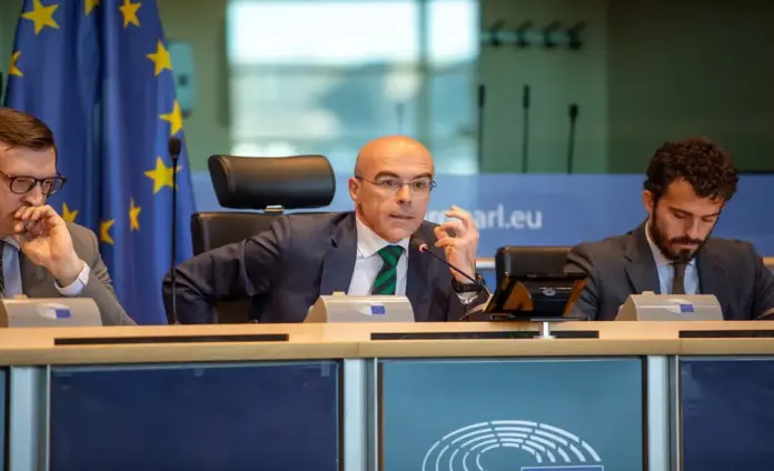 FOTOGRAFÍA. BRUSELAS (BÉLGICA), 03 DE MARZO DE 2026. Buxadé ve cesión de soberanía en la venta de Gibraltar por Pedro Sánchez. El jefe de la delegación de VOX en Europa, el eurodiputado de Patriots of Europe, Jorge Buxadé Villalba (c), preside el evento "Vivienda" en el Parlamento Europeo, presentado por el  portavoz nacional de Vivienda de VOX, Carlos Hernández Quero (Carlos H) (d). Lasvocesdelpueblo (Ñ Pueblo)