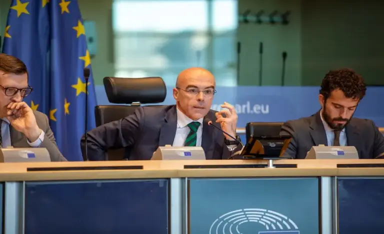 FOTOGRAFÍA. BRUSELAS (BÉLGICA), 03 DE MARZO DE 2026. Buxadé ve cesión de soberanía en la venta de Gibraltar por Pedro Sánchez. El jefe de la delegación de VOX en Europa, el eurodiputado de Patriots of Europe, Jorge Buxadé Villalba (c), preside el evento "Vivienda" en el Parlamento Europeo, presentado por el  portavoz nacional de Vivienda de VOX, Carlos Hernández Quero (Carlos H) (d). Lasvocesdelpueblo (Ñ Pueblo)