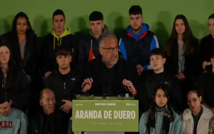 Carlos Pollán,Aranda de Duero,Burgos, mitin VOX, Elecciones Castilla y León 15M FOTOGRAFÍA. ARANDA DE DUERO (CASTILLA Y LEÓN) ESPAÑA, 02 DE MARZO DE 2026. Pollán denuncia que Mercosur es la carta de desahucio a agricultores y ganaderos. El candidato de VOX a la Presidencia de la Junta de Castilla y León, Carlos Pollán Fernández; junto al presidente de VOX y de Patriots of Europe, Santiago Abascal Conde; participa en una mitin para las Elecciones Castilla y León 15M, ante más de un millar de personas, según dados de la organización a Lasvocesdelpueblo. Lasvocesdelpueblo (Ñ Pueblo)