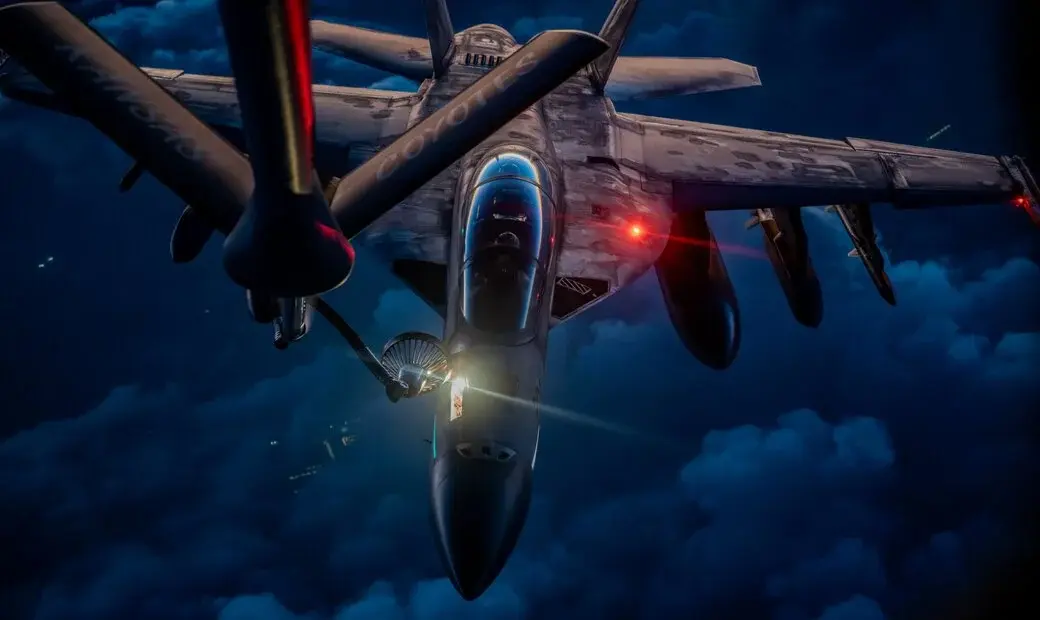FOTOGRAFÍA. CIELOS DE DEL OESTE DE IRAK, 12 DE SEPTIEMBRE DE 2026. Comunicado oficial del CENTCOM sobre el KC-135 estrellado en la Furia Épica. En la imagen, un avión de reabastecimiento KC-135 de la Fuerza Área de los Estados Unidos de América, "United States os America Air Force", (USAF) durante un ejercicio militar. USAF/Lasvocesdelpueblo (Ñ Pueblo)