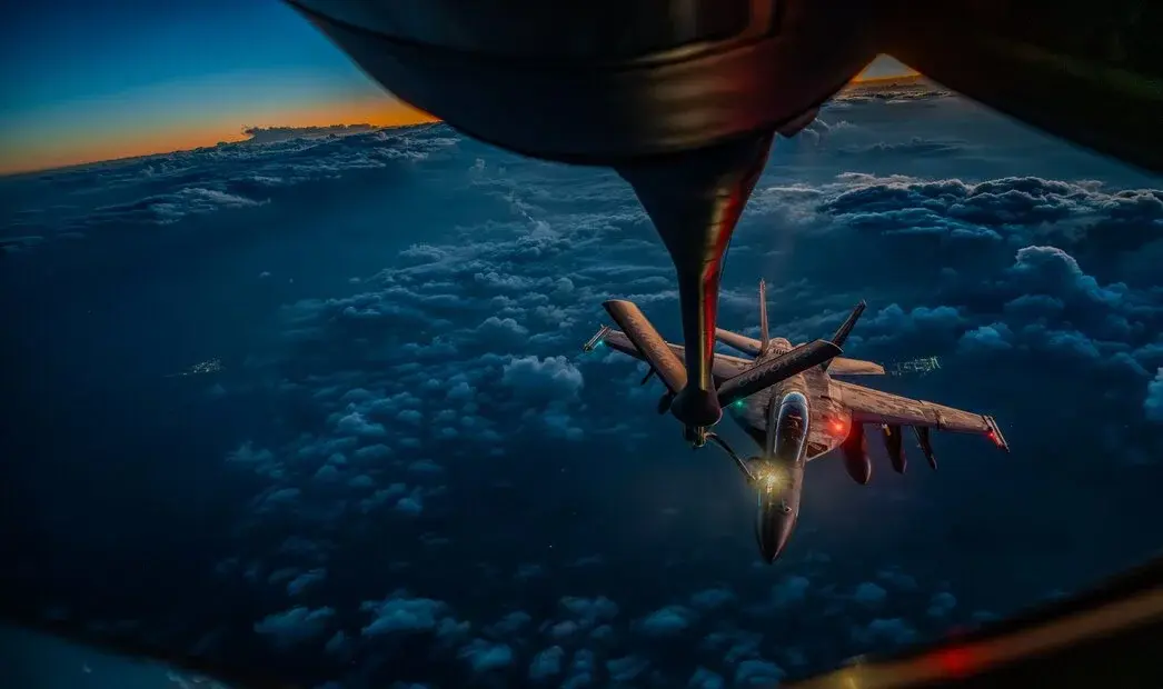 FOTOGRAFÍA. CIELOS DE DEL OESTE DE IRAK, 12 DE SEPTIEMBRE DE 2026. Comunicado oficial del CENTCOM sobre el KC-135 estrellado en la Furia Épica. En la imagen, un avión de reabastecimiento KC-135 de la Fuerza Área de los Estados Unidos de América, "United States os America Air Force", (USAF) durante un ejercicio militar. USAF/Lasvocesdelpueblo (Ñ Pueblo)