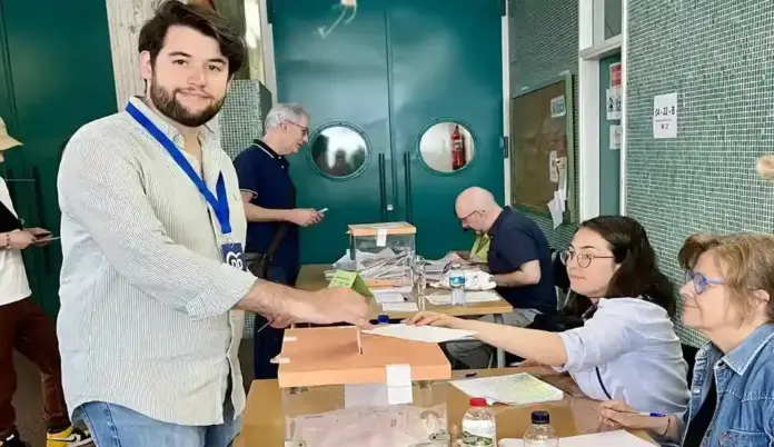 Dimite el alto cargo del PP Angrisano y pide votar a VOX, VOX, PP, NNGG FOTOGRAFÍA. BARCELONA (CATALUÑA) ESPAÑA, 12 DE MAYO DE 2026. Dimite el alto cargo del PP Angrisano y pide votar a VOX. El secretario general de las Nuevas Generaciones (NNGG) del Partido Popular (PP), miembro del Comité Ejecutivo Nacional (CEN) del PP y presidente la Organización Estudiantil del Partido Popular Europeo (PPE), Carlo Giacomo Angrisano Girauta (Carlo G. Angrisano), ejerce su derecho al voto en las elecciones autonómicas y municipales; en la Comunidad Autónoma de Cataluña solo son municipales. Lasvocesdelpueblo (Ñ Pueblo)