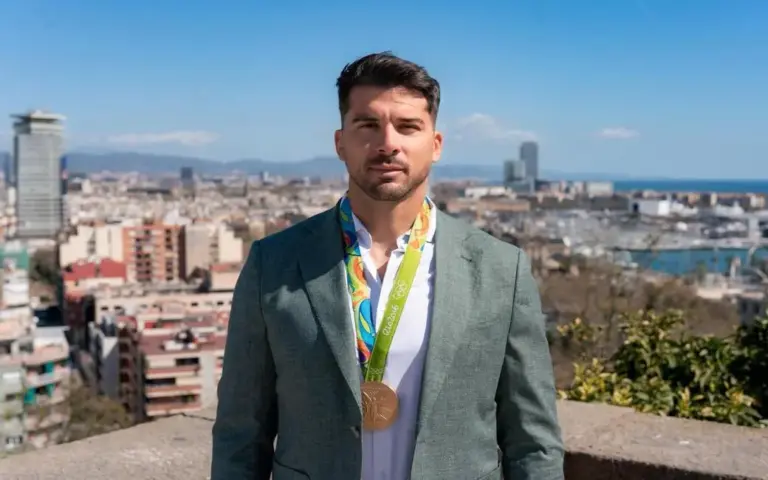 FOTOGRAFÍA. ANILLA OLÍMPICA DE MONTJUIC Y FÓRUM (BARCELONA) CATALUÑA (ESPAÑA), 27 DE MARZO DE 2026. VOX ficha al campeón olímpico Cristian Isaac Toro Carballo. el secretario general de VOX, Ignacio Garriga de Conceiçao; presentó este viernes al campeón olímpico en K2 200 metros en los Juegos Olímpicos (JJOO) de Río 2016, Cristian Isaac Toro Carballo (Cristian Toro) (en la imagen); como nuevo "Portavoz nacional de Deportes de VOX". El nombramiento del medallista olímpico Cristian Toro como nuevo portavoz nacional de Deportes, que se suma a los 14 portavoces nacionales sectoriales en el compromiso de la formación de "dar respuesta a las necesidades reales de los españoles". Lasvocesdelpueblo (Ñ Pueblo)
