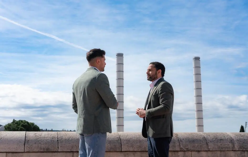 FOTOGRAFÍA. ANILLA OLÍMPICA DE MONTJUIC Y FÓRUM (BARCELONA) CATALUÑA (ESPAÑA), 27 DE MARZO DE 2026. VOX ficha al campeón olímpico Cristian Isaac Toro Carballo. el secretario general de VOX, Ignacio Garriga de Conceiçao; presentó este viernes al campeón olímpico en K2 200 metros en los Juegos Olímpicos (JJOO) de Río 2016, Cristian Isaac Toro Carballo (Cristian Toro); como nuevo "Portavoz nacional de Deportes de VOX". El nombramiento del medallista olímpico Cristian Toro como nuevo portavoz nacional de Deportes, que se suma a los 14 portavoces nacionales sectoriales en el compromiso de la formación de "dar respuesta a las necesidades reales de los españoles". Lasvocesdelpueblo (Ñ Pueblo)