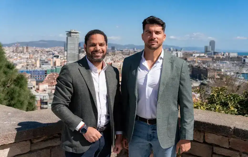 FOTOGRAFÍA. ANILLA OLÍMPICA DE MONTJUIC Y FÓRUM (BARCELONA) CATALUÑA (ESPAÑA), 27 DE MARZO DE 2026. VOX ficha al campeón olímpico Cristian Isaac Toro Carballo. el secretario general de VOX, Ignacio Garriga de Conceiçao (i); presentó este viernes al campeón olímpico en K2 200 metros en los Juegos Olímpicos (JJOO) de Río 2016, Cristian Isaac Toro Carballo (Cristian Toro) (d); como nuevo "Portavoz nacional de Deportes de VOX". El nombramiento del medallista olímpico Cristian Toro como nuevo portavoz nacional de Deportes, que se suma a los 14 portavoces nacionales sectoriales en el compromiso de la formación de "dar respuesta a las necesidades reales de los españoles". Lasvocesdelpueblo (Ñ Pueblo)