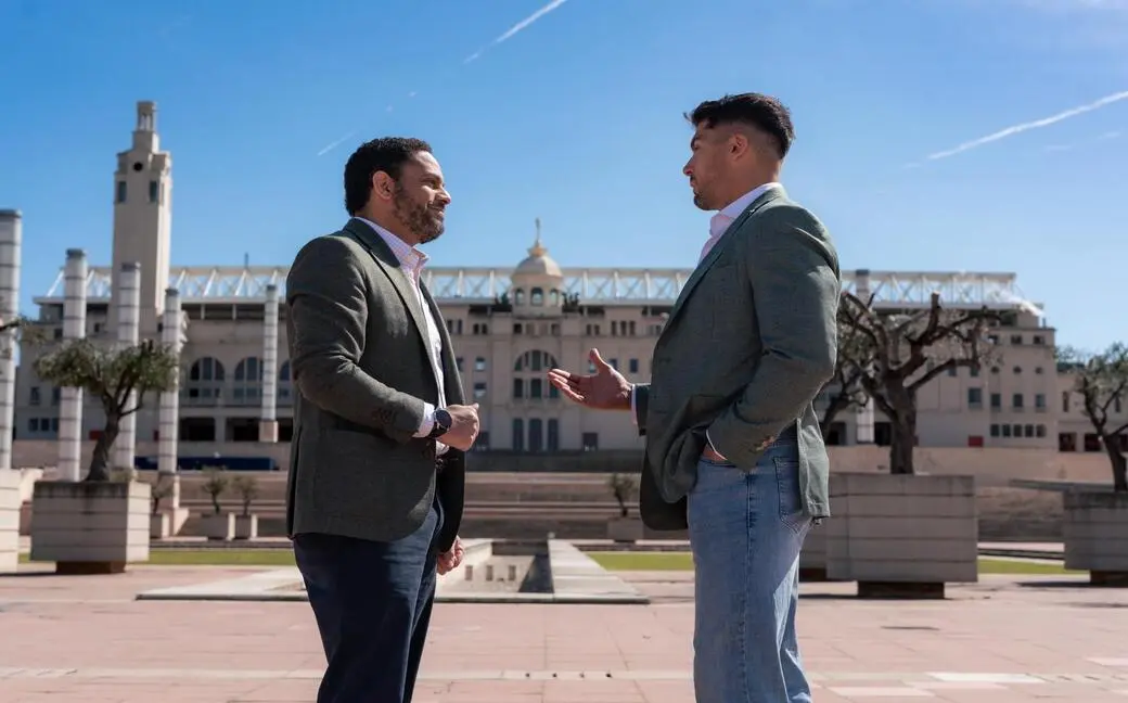 FOTOGRAFÍA. ANILLA OLÍMPICA DE MONTJUIC Y FÓRUM (BARCELONA) CATALUÑA (ESPAÑA), 27 DE MARZO DE 2026. VOX ficha al campeón olímpico Cristian Isaac Toro Carballo. el secretario general de VOX, Ignacio Garriga de Conceiçao; presentó este viernes al campeón olímpico en K2 200 metros en los Juegos Olímpicos (JJOO) de Río 2016, Cristian Isaac Toro Carballo (Cristian Toro); como nuevo "Portavoz nacional de Deportes de VOX". El nombramiento del medallista olímpico Cristian Toro como nuevo portavoz nacional de Deportes, que se suma a los 14 portavoces nacionales sectoriales en el compromiso de la formación de "dar respuesta a las necesidades reales de los españoles". Lasvocesdelpueblo (Ñ Pueblo)