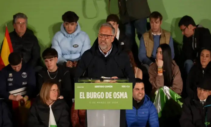 FOTOGRAFÍA. EL BURGO DE OSMA-CIUDAD DE OSMA (SORIA) CASTILLA Y LEÓN (ESPAÑA), 11 DE MARZO DE 2026. El candidato Pollán asegura que La esperanza es VOX. Durante el mitin de hoy en El Burgo de Osma-Ciudad de Osma (Soria), que logró reunir a "más de 600 personas", según datos de la organización a Lasvocesdelpueblo, en la Plaza de la Catedral, el candidato de VOX a la Presidencia de la Junta Castilla y León, Carlos Pollán Fernández; junto al presidente de VOX y de Patriots of Europe, Santiago Abascal Conde; afirmó cómo VOX "es la única formación que os escucha, el resto os utiliza para vuestros fines políticos". Lasvocesdelpueblo (Ñ Pueblo)
