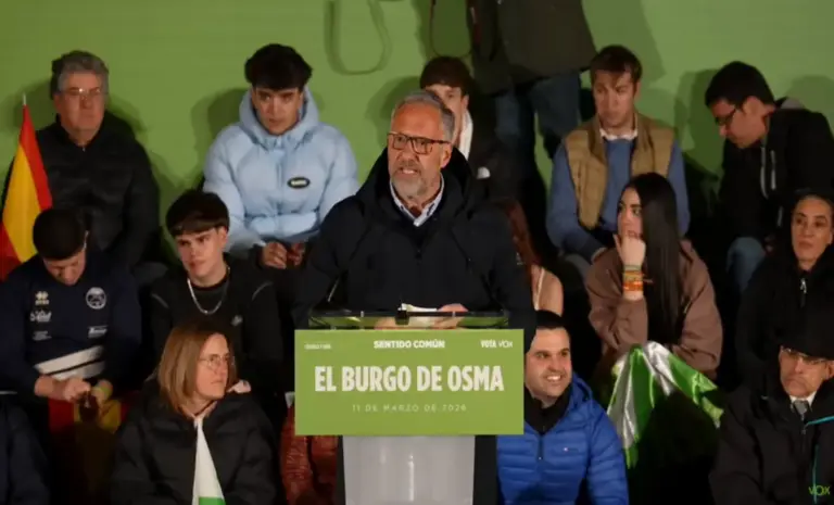 FOTOGRAFÍA. EL BURGO DE OSMA-CIUDAD DE OSMA (SORIA) CASTILLA Y LEÓN (ESPAÑA), 11 DE MARZO DE 2026. El candidato Pollán asegura que La esperanza es VOX. Durante el mitin de hoy en El Burgo de Osma-Ciudad de Osma (Soria), que logró reunir a "más de 600 personas", según datos de la organización a Lasvocesdelpueblo, en la Plaza de la Catedral, el candidato de VOX a la Presidencia de la Junta Castilla y León, Carlos Pollán Fernández; junto al presidente de VOX y de Patriots of Europe, Santiago Abascal Conde; afirmó cómo VOX "es la única formación que os escucha, el resto os utiliza para vuestros fines políticos". Lasvocesdelpueblo (Ñ Pueblo)