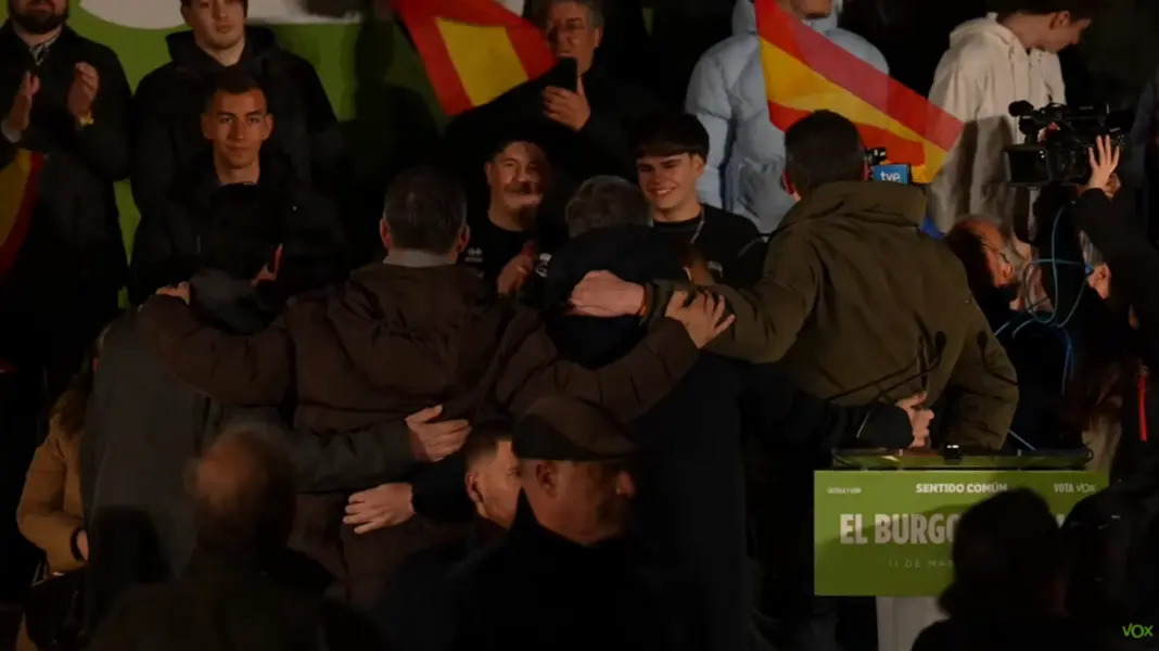 FOTOGRAFÍA. EL BURGO DE OSMA-CIUDAD DE OSMA (SORIA) CASTILLA Y LEÓN (ESPAÑA), 11 DE MARZO DE 2026. El candidato Pollán asegura que La esperanza es VOX. Durante el mitin de hoy en El Burgo de Osma-Ciudad de Osma (Soria), que logró reunir a "más de 600 personas", según datos de la organización a Lasvocesdelpueblo, en la Plaza de la Catedral, el candidato de VOX a la Presidencia de la Junta Castilla y León, Carlos Pollán Fernández; junto al presidente de VOX y de Patriots of Europe, Santiago Abascal Conde; afirmó cómo VOX "es la única formación que os escucha, el resto os utiliza para vuestros fines políticos". Lasvocesdelpueblo (Ñ Pueblo)